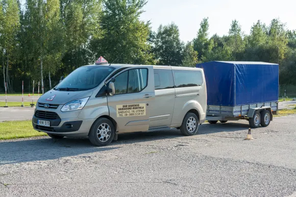Automobilis su priekaba