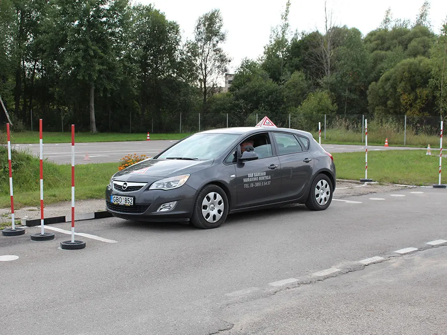 B kategorijos mokomasis automobilis vairavimo aikštelėje