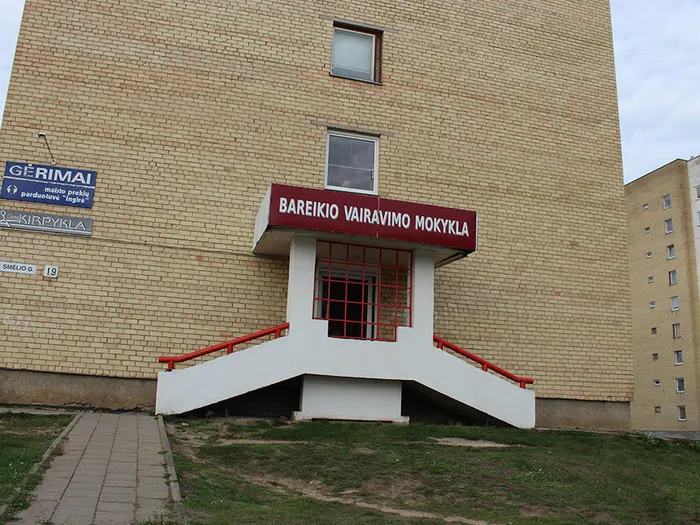 Mokyklos įėjimas Smėlio g. 19