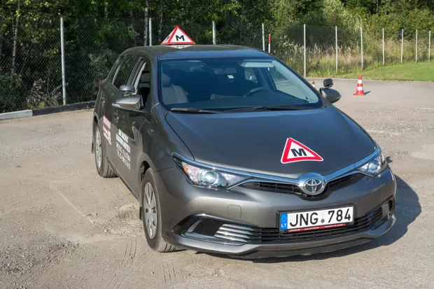 Mokomasis automobilis su M ženklu