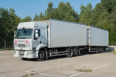 Mokomasis sunkvežimis su priekaba